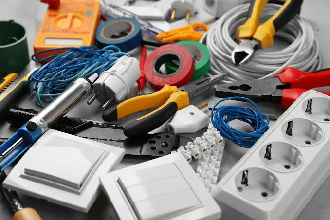 Fios, conduítes, tomadas, interruptores e complementos